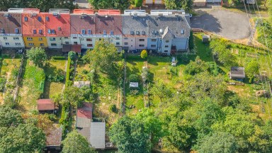 Řadový dům se 3 bytovými jednotkami, garáží a pozemkem 431 m² – Aš, Kvapilova